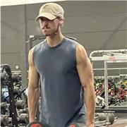 Professeur d'sport, je guide et inspire mes élèves à travers chaque mouvement, cultivant motivation et discipline.